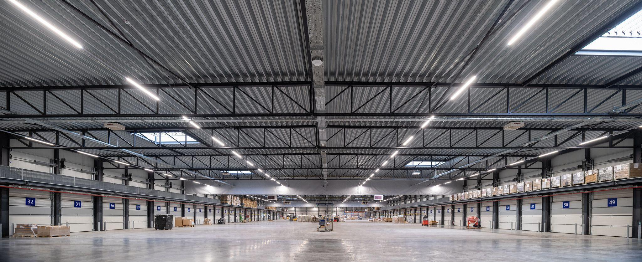 Cross-docking freight transfer between trucks